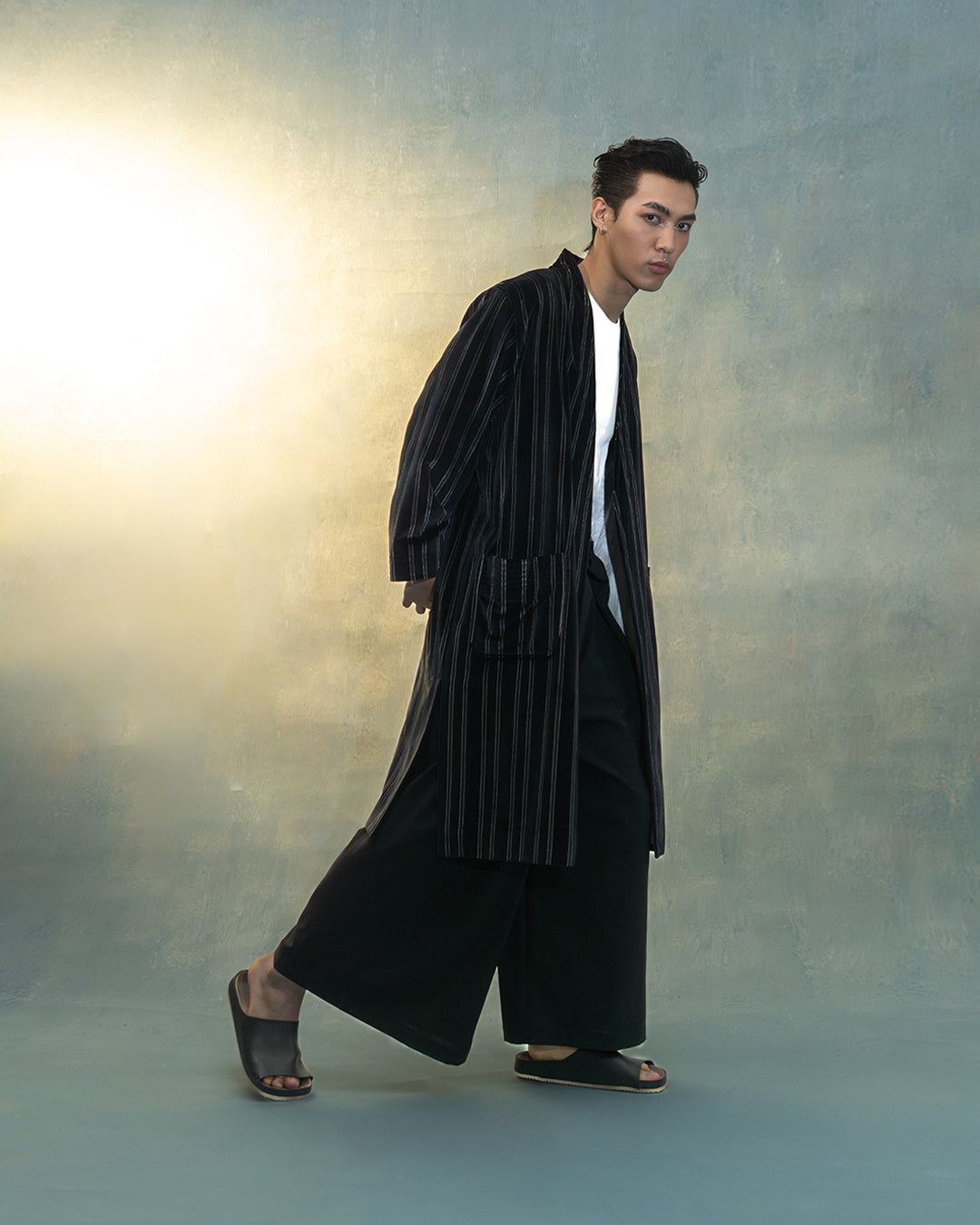 Kimono robe in black stripes velvet