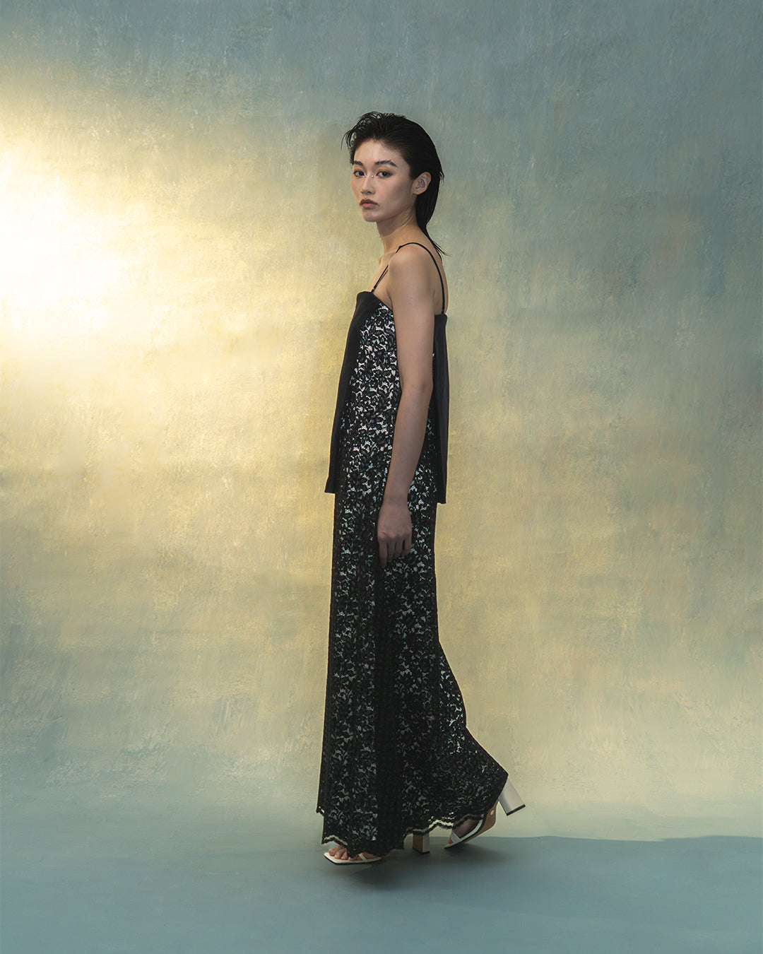 Tube dress in black velvet lace
