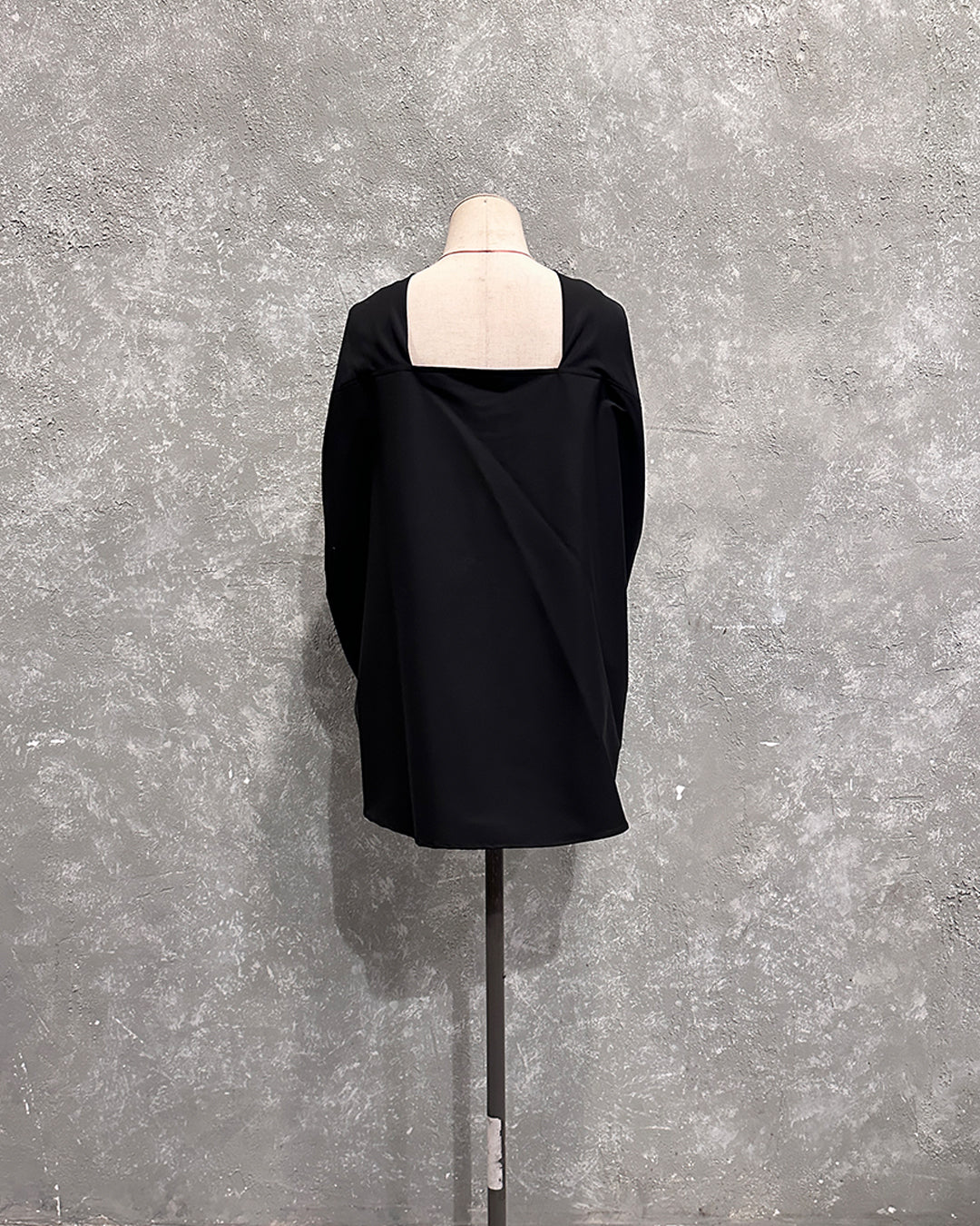 Cross drapery top in black