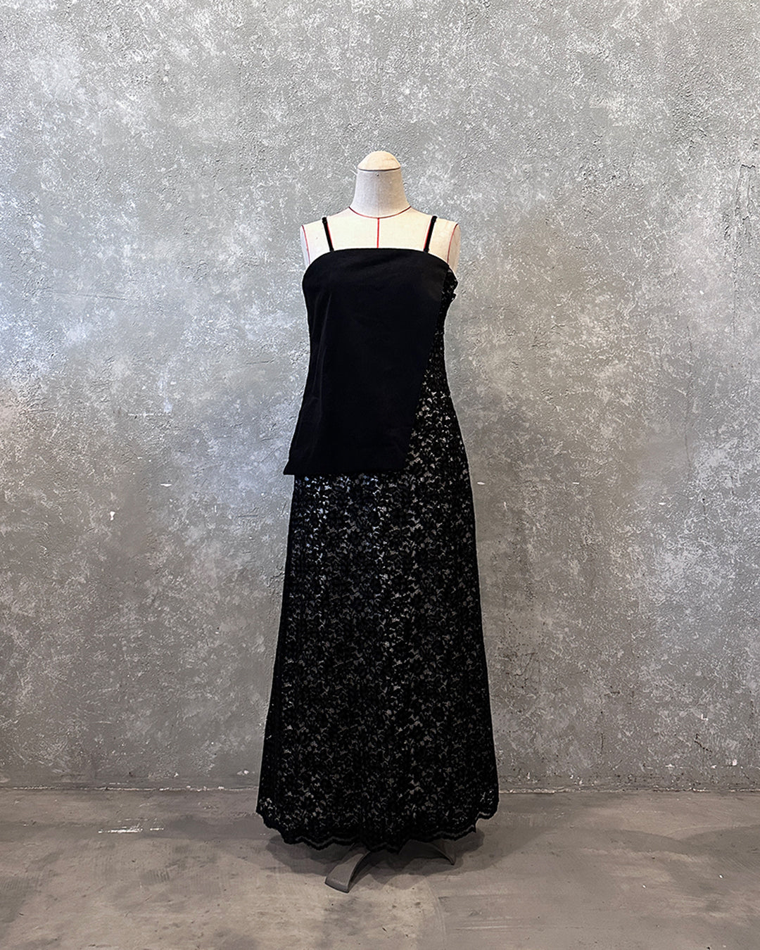 Tube dress in black velvet lace