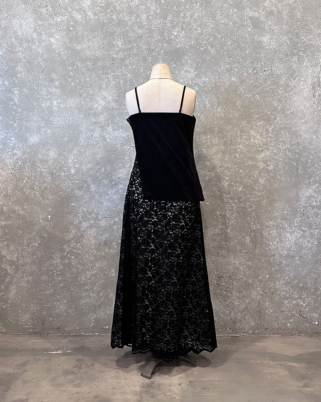Tube dress in black velvet lace