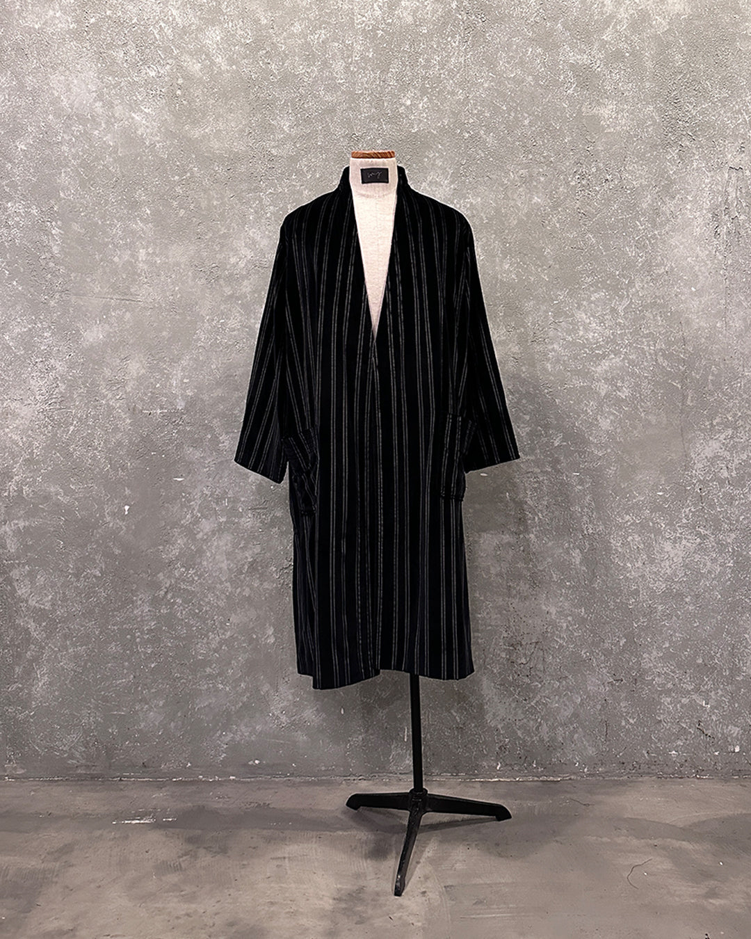 Kimono robe in black stripes velvet