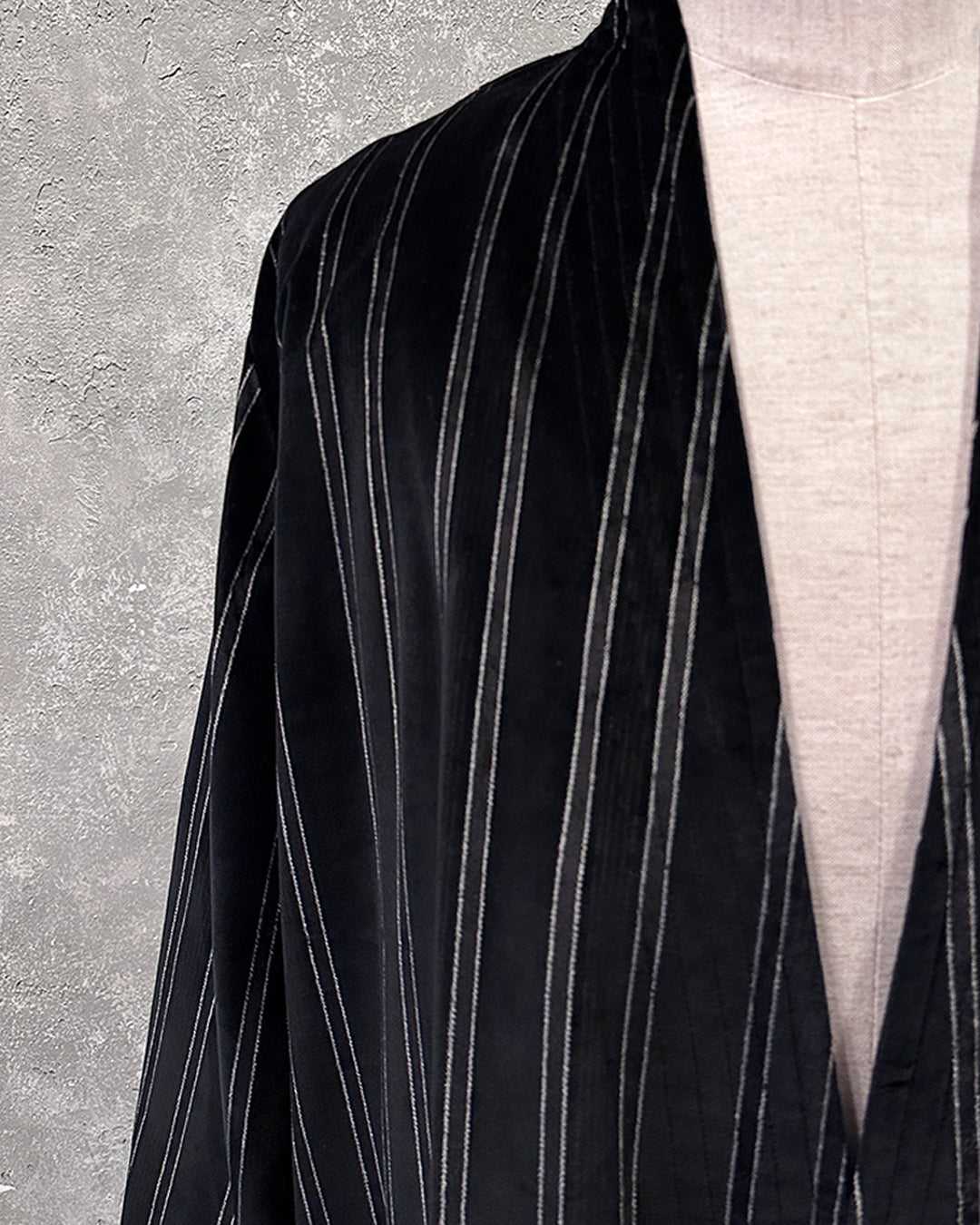 Kimono robe in black stripes velvet