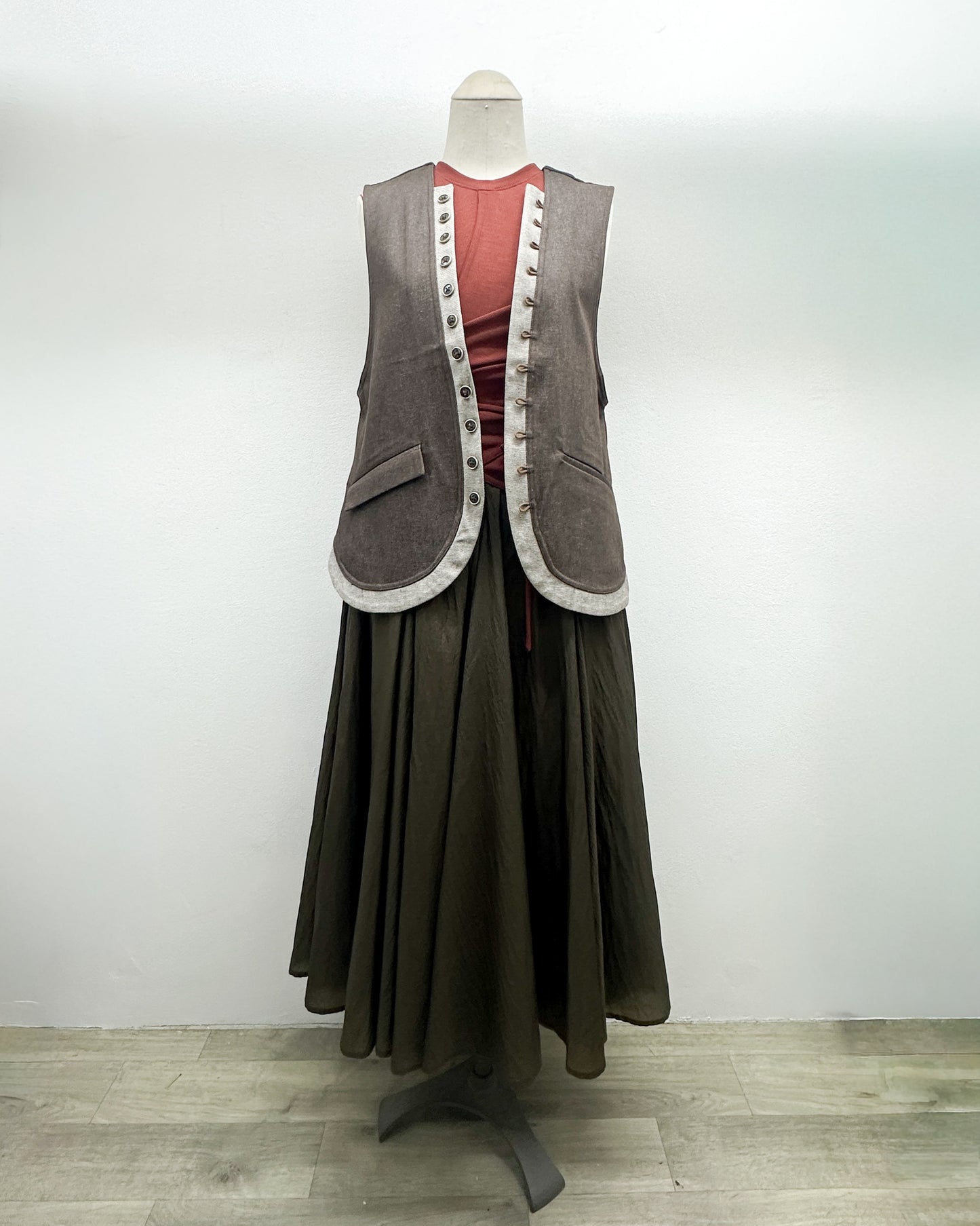 Cross sleeveless 2 ways tee in brick red