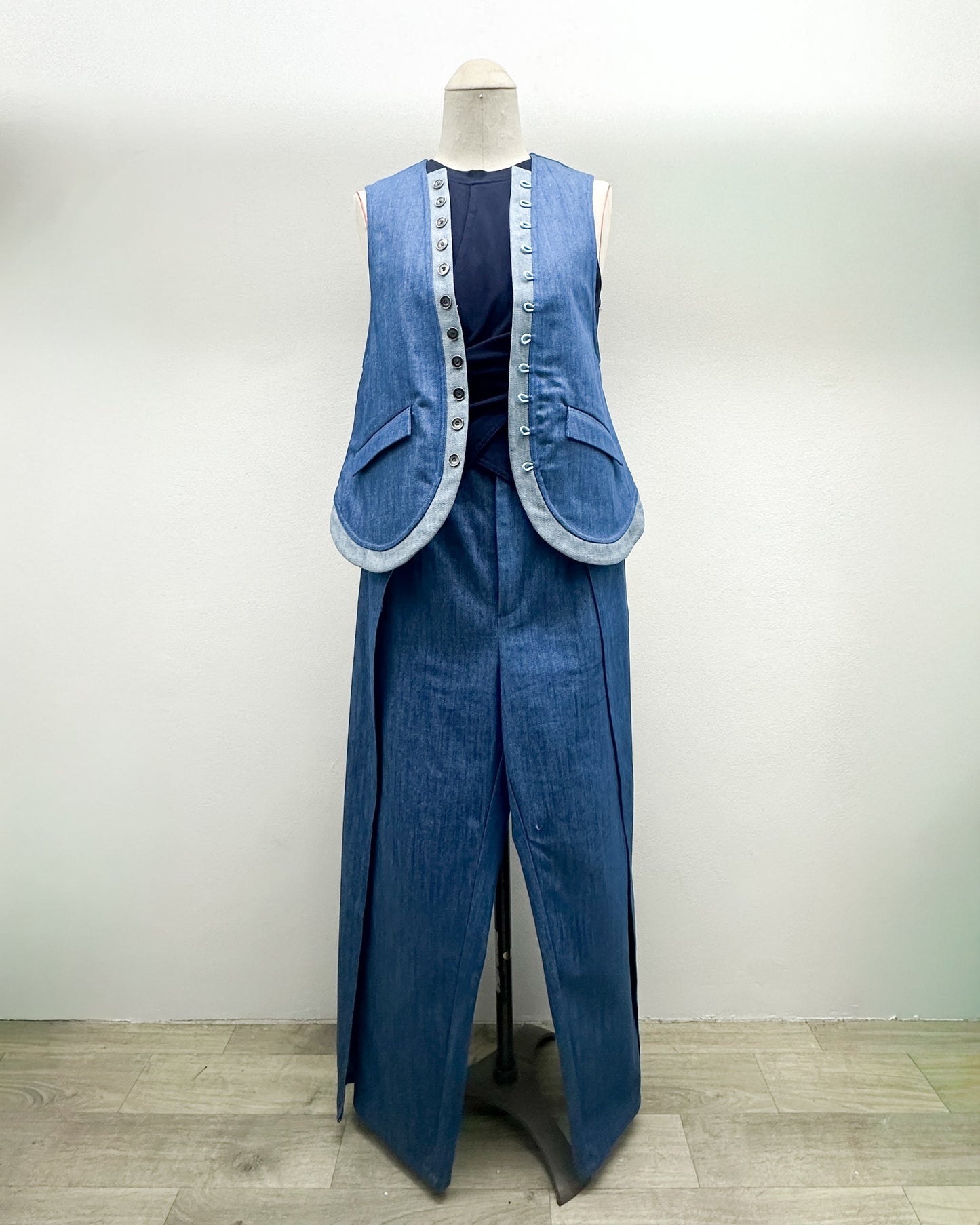 Denim round vest in blue