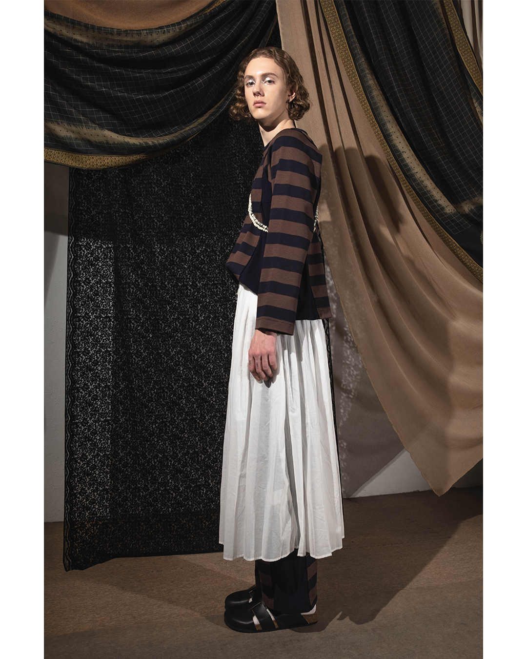 Sweater T in brown & navy striped roma knit