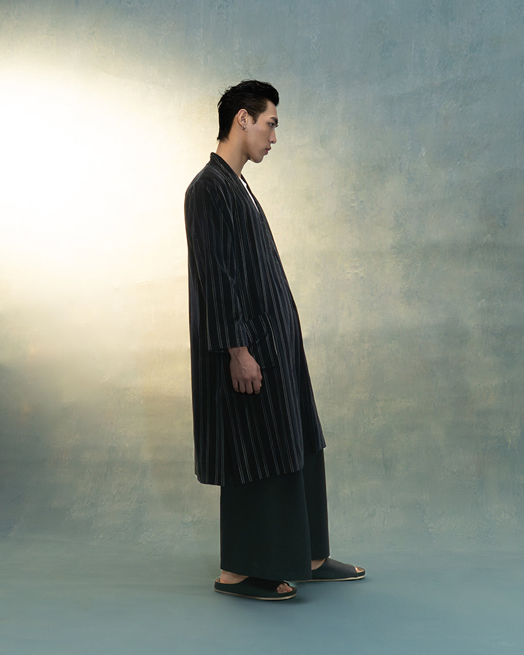 Kimono robe in black stripes velvet