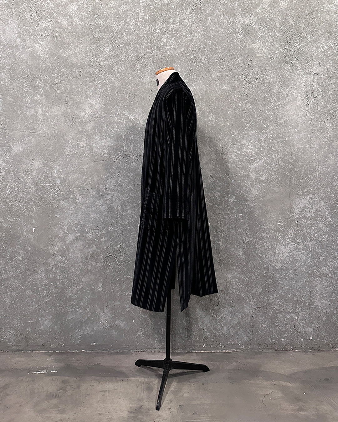 Kimono robe in black stripes velvet