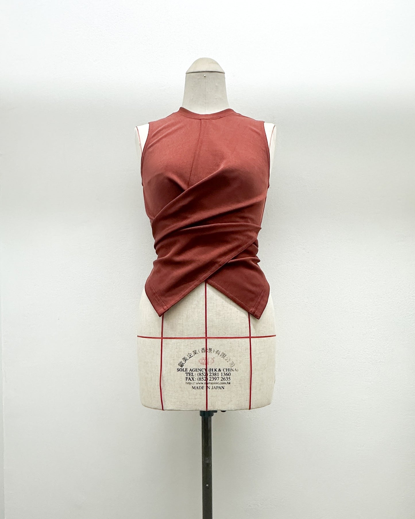 Cross sleeveless 2 ways tee in brick red