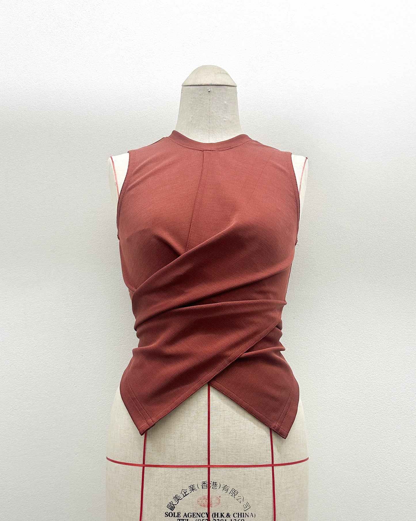 Cross sleeveless 2 ways tee in brick red