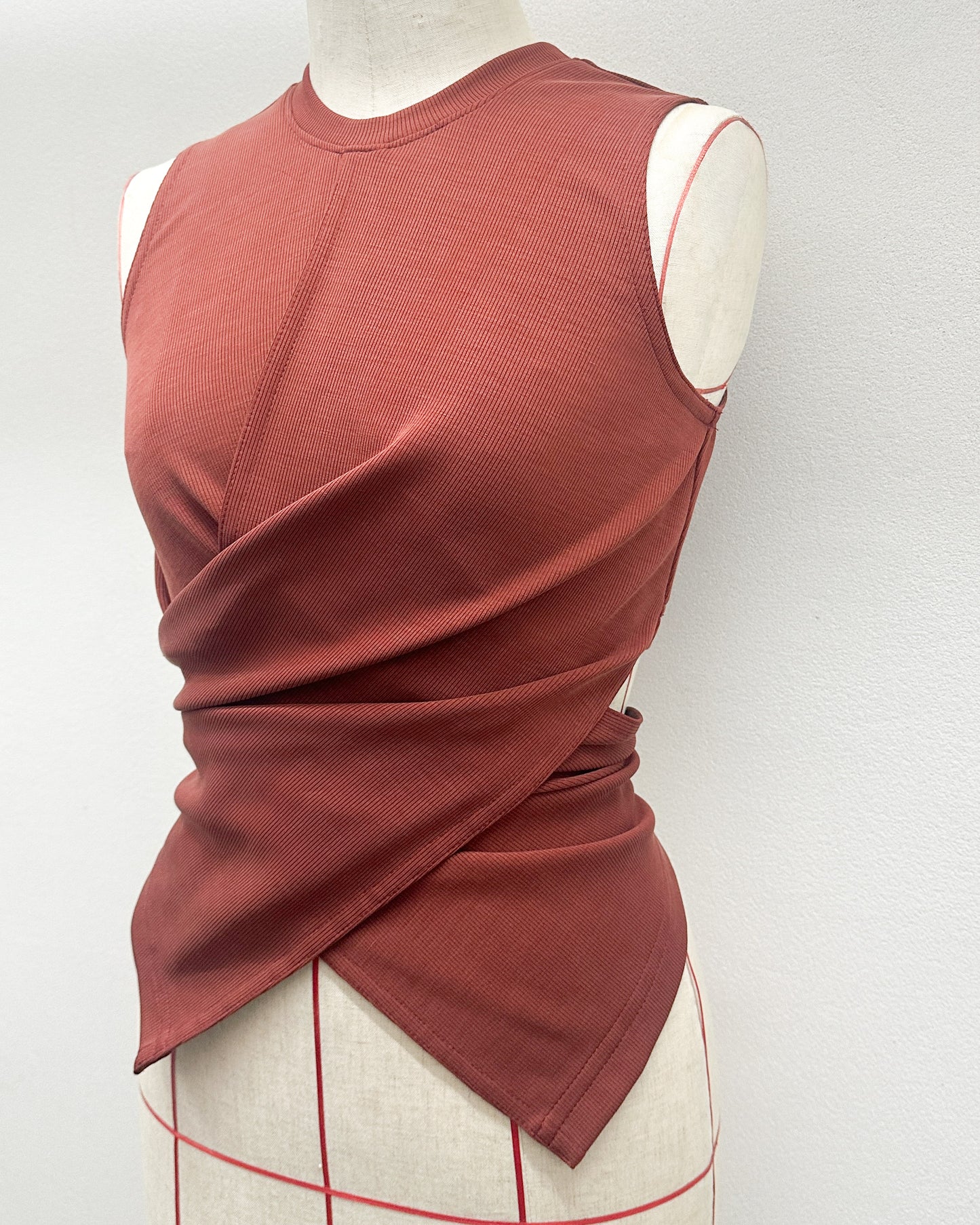 Cross sleeveless 2 ways tee in brick red