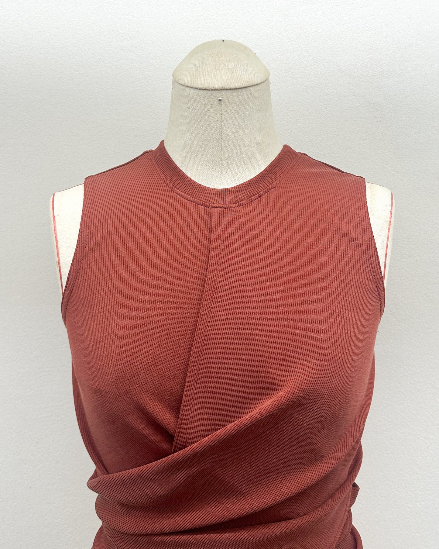 Cross sleeveless 2 ways tee in brick red