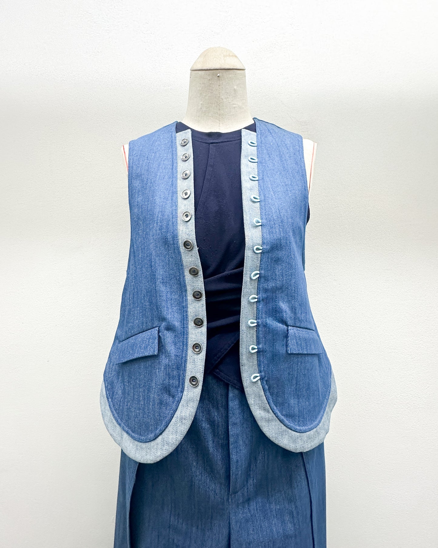 Denim round vest in blue
