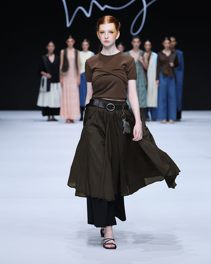 Funnel skirt in brown light weight nylon