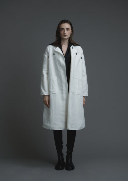 Patient quilted coat in white linen