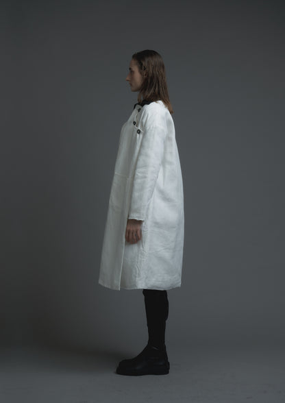 Patient quilted coat in white linen